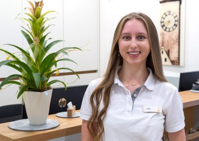 Mitarbeiterin beim Zahnarzt in Straubing