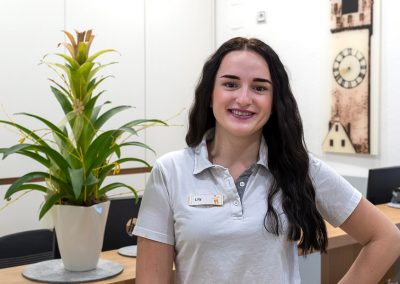 Mitarbeiterin in der Zahnarztpraxis in Straubing